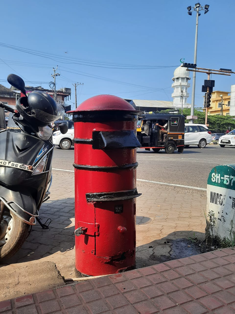 ചരിത്ര ഗമനത്തിൻ്റെ നേർസാക്ഷിയായി ഒരു തപാൽ പെട്ടി