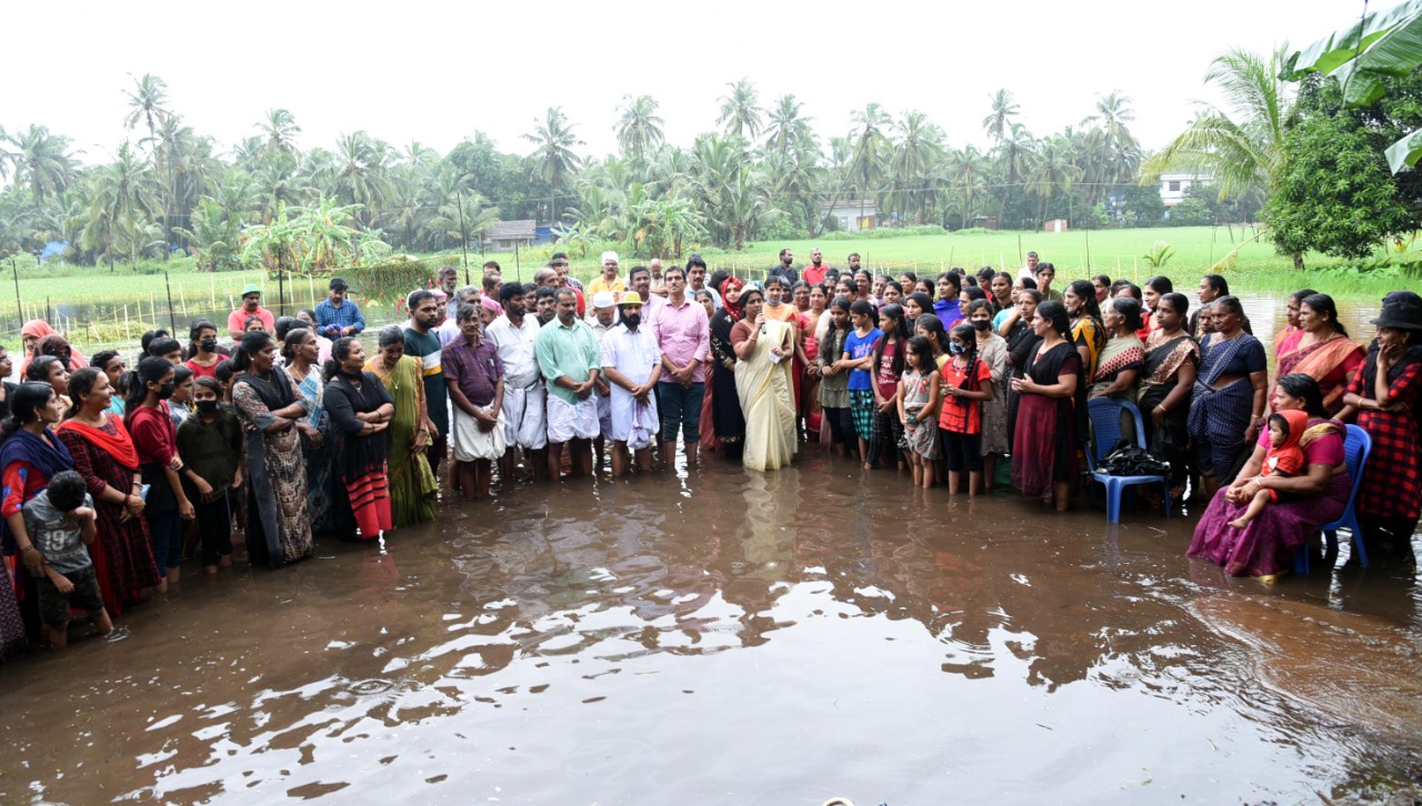 ഒഴിഞ്ഞ വളപ്പിൽ നടന്ന കാഞ്ഞങ്ങാട് നഗരസഭ കുടുംബശ്രീ സിഡിഎസ് സെക്കൻഡിന്റെ മഴപ്പൊലിമ