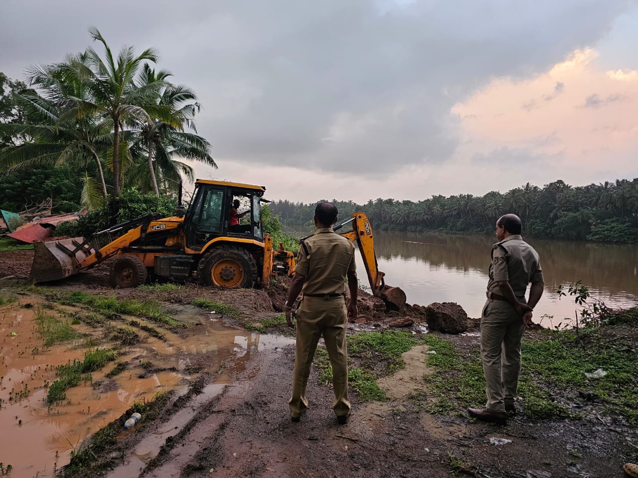 കുമ്പളയില്‍ പ്രവര്‍ത്തിക്കുന്ന 9 ഓളം അനധികൃത മണല്‍ കടത്തു കടവുകള്‍  നശിപ്പിച്ചു .