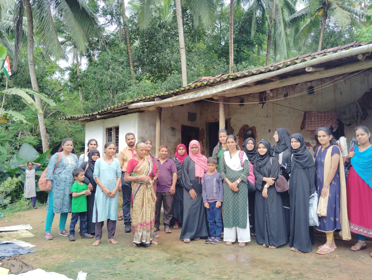 കളിച്ചു നടക്കേണ്ട പ്രായത്തിൽ അഞ്ചാം ക്ലാസുകാരൻ പ്രതീക്ഷയോടെ റോഡരികിൽ എത്തുന്നതിനു പിന്നിൽ കണ്ണ് നിറയുന്ന കഥയുണ്ട് 