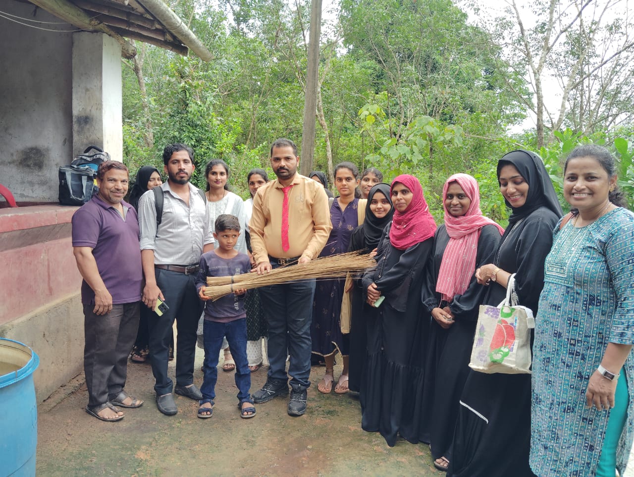 കളിച്ചു നടക്കേണ്ട പ്രായത്തിൽ അഞ്ചാം ക്ലാസുകാരൻ പ്രതീക്ഷയോടെ റോഡരികിൽ എത്തുന്നതിനു പിന്നിൽ കണ്ണ് നിറയുന്ന കഥയുണ്ട് 