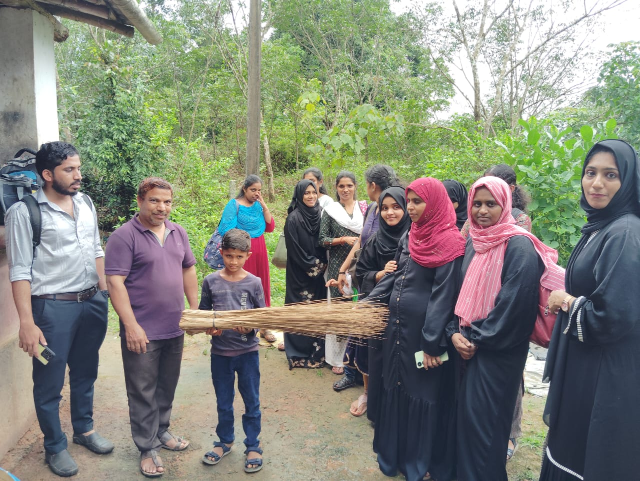 കളിച്ചു നടക്കേണ്ട പ്രായത്തിൽ അഞ്ചാം ക്ലാസുകാരൻ പ്രതീക്ഷയോടെ റോഡരികിൽ എത്തുന്നതിനു പിന്നിൽ കണ്ണ് നിറയുന്ന കഥയുണ്ട് 